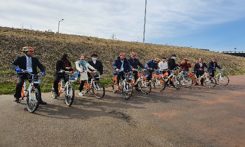 AIPH 현지실사단과 담당자들이 순천시 온누리자전거를 타고있는 모습