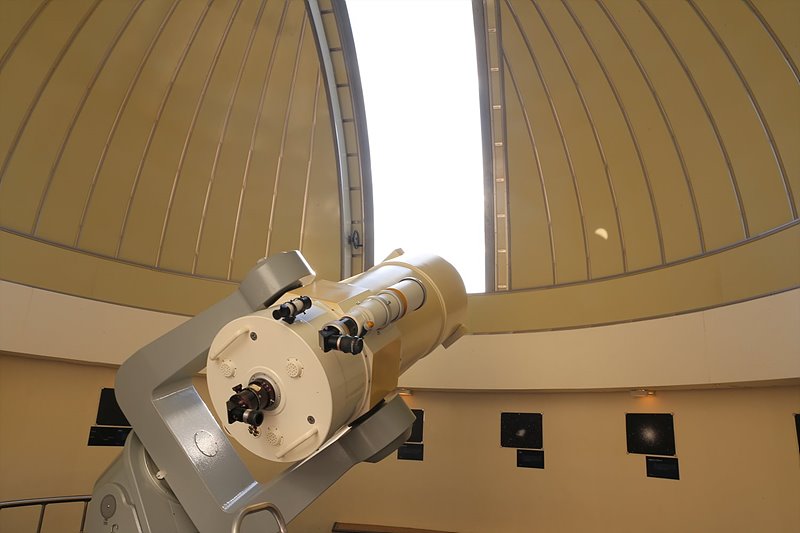 주관측실 사진으로 원형 돔에서 망원경이 있는 모습