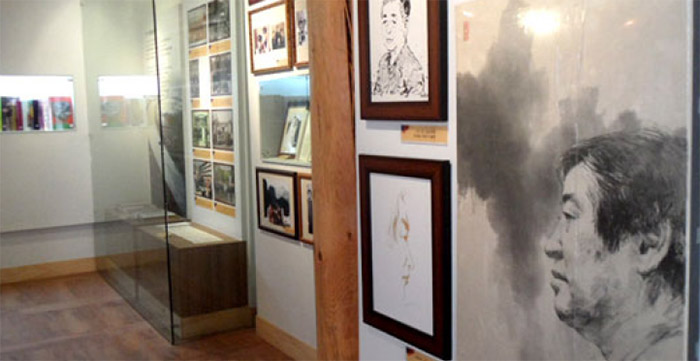 김승옥 문학관 내부 사진으로 액자에 남성 얼굴이 그려져 있는 모습과, 다수의 액자가 전시되어 있는 모습이다.